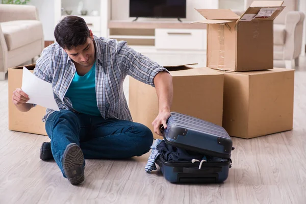 Arbeitsloser erhält Zwangsvollstreckungsbescheid — Stockfoto