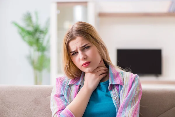 Young woman suffering from sore throat pain — Stock Photo, Image