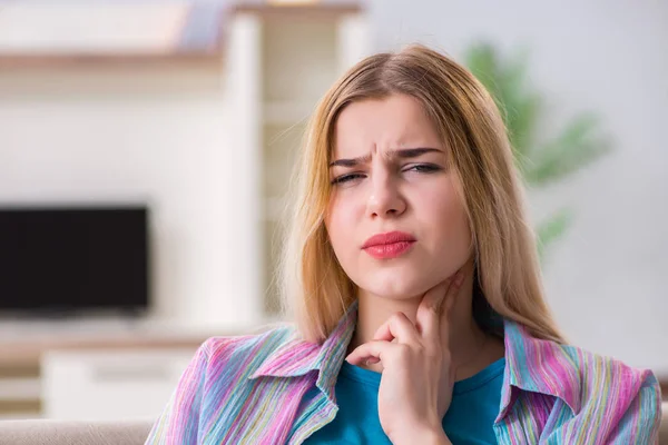 Mujer joven sufriendo de dolor de garganta dolor — Foto de Stock