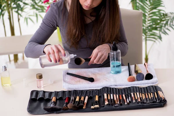 Makyaj Sanatçısı Fırçaları Işe Hazırlıyor — Stok fotoğraf