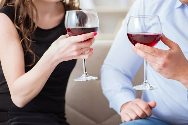 Pareja joven bebiendo vino en concepto romántico — Foto de Stock