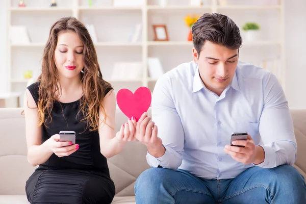 Mujer y hombre en concepto romántico — Foto de Stock