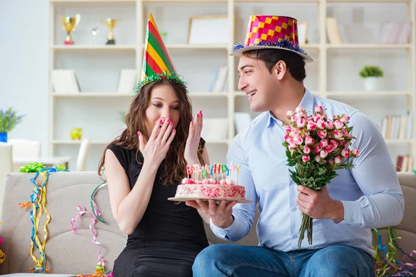 Unga par firar födelsedag med tårta — Stockfoto