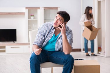 Kadın, aile içi çatışma sırasında erkeği evden çıkartıyor.