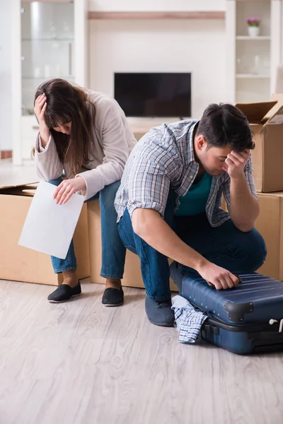 Junges Paar erhält Zwangsvollstreckungsbescheid — Stockfoto