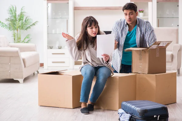 Junges Paar erhält Zwangsvollstreckungsbescheid — Stockfoto