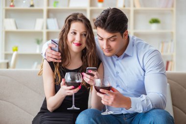 Genç çift romantik bir konseptte şarap içiyor.