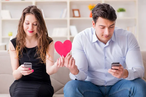 Mujer y hombre en concepto romántico — Foto de Stock