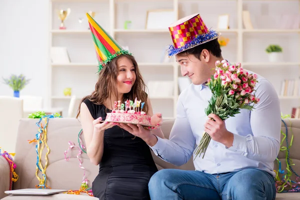 Молода пара святкує день народження з тортом — стокове фото