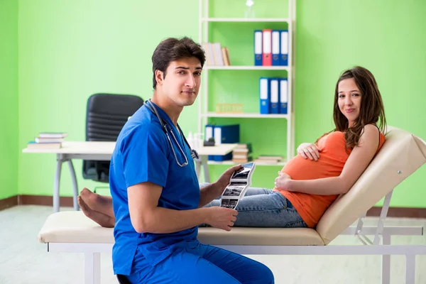 Gravid kvinna besöker manlig gynekolog på kliniken — Stockfoto