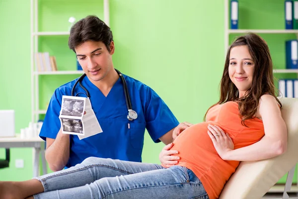 Mulher grávida visitando ginecologista masculino na clínica — Fotografia de Stock