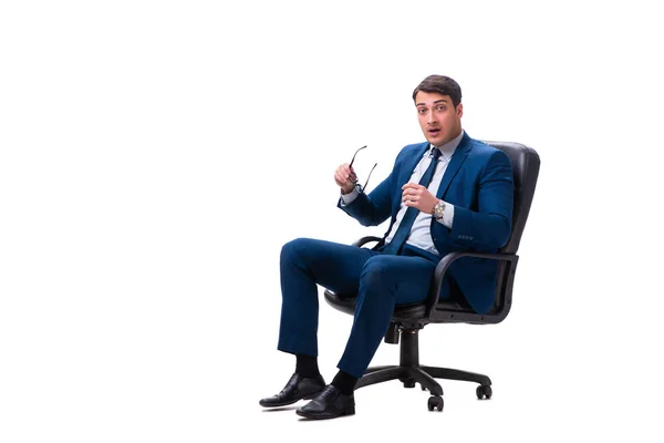 Zakenman zit op stoel geïsoleerd op wit — Stockfoto