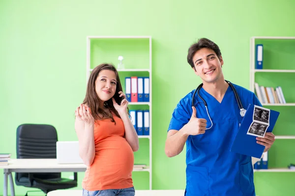 Pregnant woman visiting male gynecologyst at the clinic — Stock Photo, Image