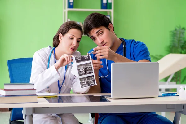 Ginecologi donna e uomo discutono di casi medici al clini — Foto Stock