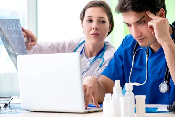 Kobieta i mężczyzna ginekolodzy omawiający przypadek medyczny w Clini — Zdjęcie stockowe