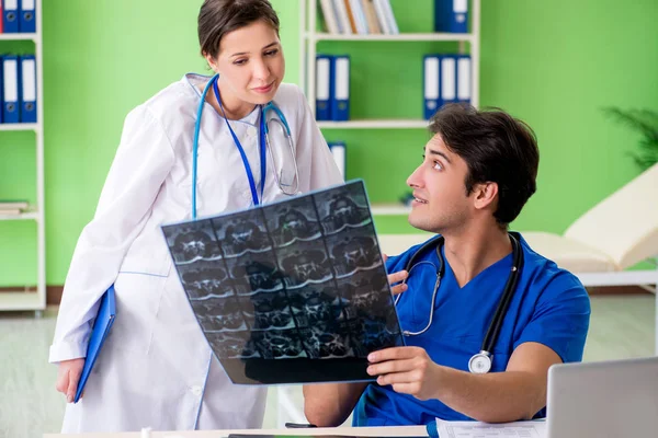 Ginecologi donna e uomo discutono di casi medici al clini — Foto Stock