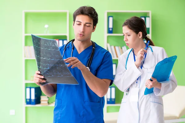 Ginecologi donna e uomo discutono di casi medici al clini — Foto Stock
