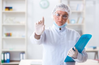 Laboratuvarda düğmelere basan kadın doktor