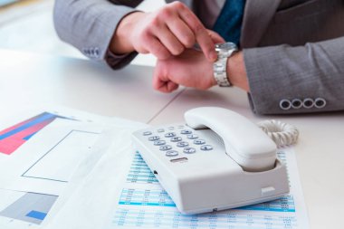 İş adamı önemli bir telefon bekliyor.