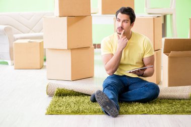 Genç ve yakışıklı bir adam yeni evine taşınıyor.