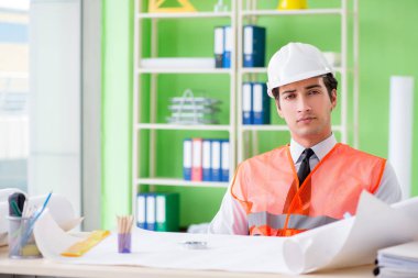 Adam mimar proje üzerinde çalışıyor.