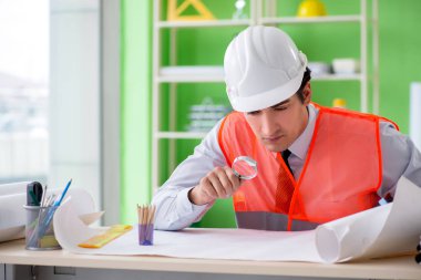 Adam mimar proje üzerinde çalışıyor. 