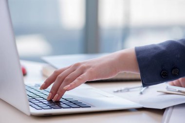 Rapor ile klavye üzerinde çalışan kadın finans uzmanı