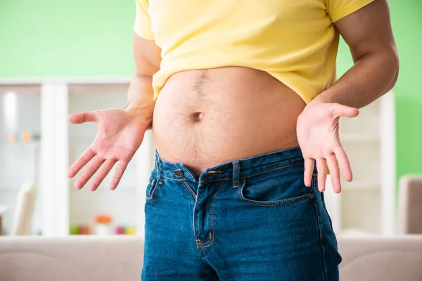 Joven hombre gordo en el concepto de dieta — Foto de Stock