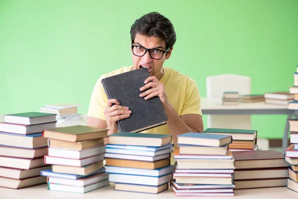 Student mit zu vielen Büchern zum Lesen vor der Prüfung — Stockfoto