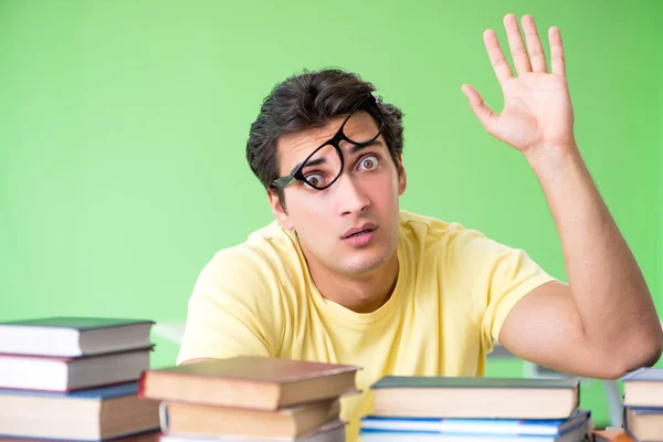 Student mit zu vielen Büchern zum Lesen vor der Prüfung — Stockfoto