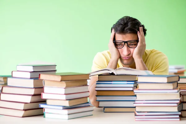 Student mit zu vielen Büchern zum Lesen vor der Prüfung — Stockfoto