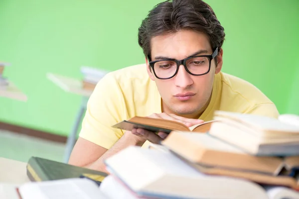 Student mit zu vielen Büchern zum Lesen vor der Prüfung — Stockfoto