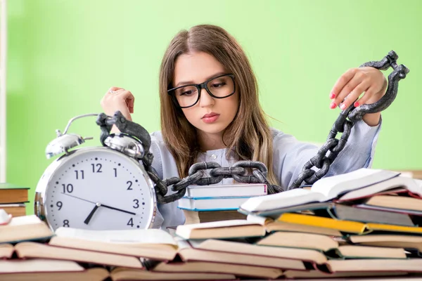 Jonge studente bereidt zich voor op examens met veel boeken en cha — Stockfoto