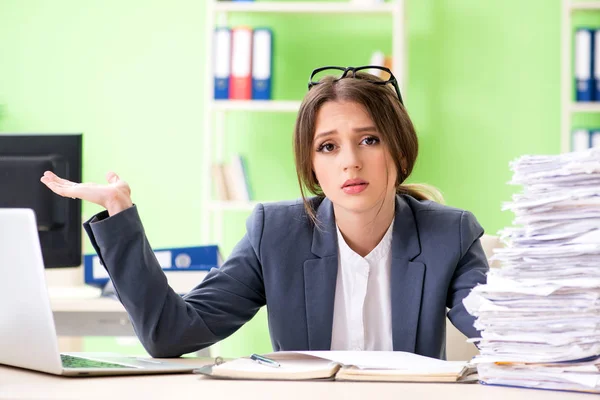 Jeune employée très occupée par la paperasserie en cours — Photo