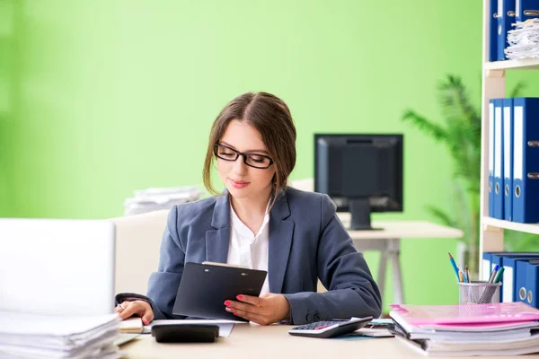 Gestora financiera femenina trabajando en la oficina — Foto de Stock