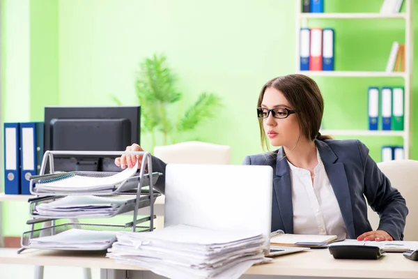 Az irodában dolgozó női pénzügyi vezető — Stock Fotó