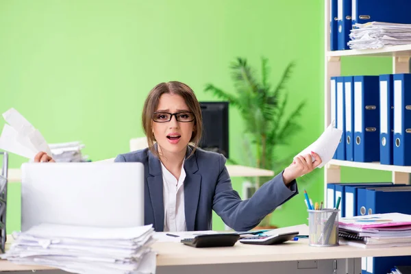 Responsabile finanziario donna che lavora in ufficio — Foto Stock