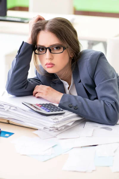 Gestora financiera femenina trabajando en la oficina —  Fotos de Stock