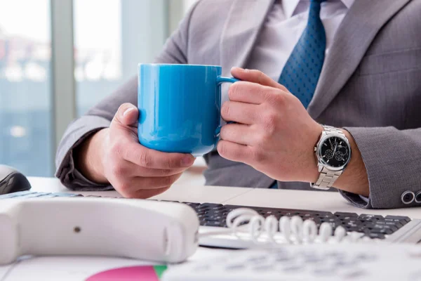 Επιχειρηματίας πίνοντας καφέ στο γραφείο — Φωτογραφία Αρχείου