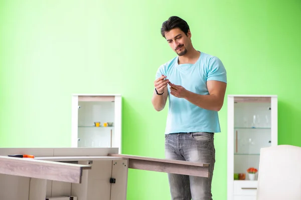 Hombre reparando muebles en casa — Foto de Stock