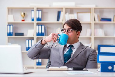 Kahvesine kelepçelenmiş bir iş adamı.