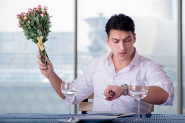Yakışıklı, yalnız bir adam. RestarAunt 'da randevuda.