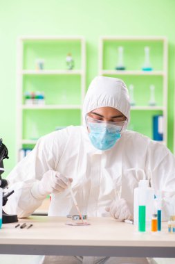 Laboratuvarda yeni bir deney üzerinde çalışan kimyager.