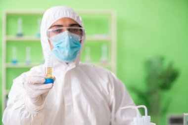 Laboratuvarda yeni bir deney üzerinde çalışan kimyager.