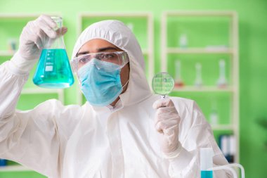 Laboratuvarda yeni bir deney üzerinde çalışan kimyager.