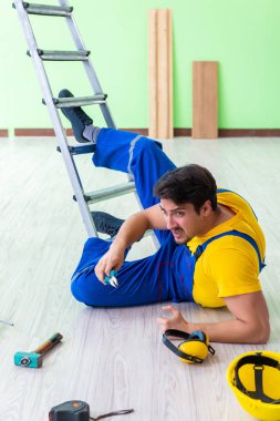 İş yerinde yaralı bir işçi var.