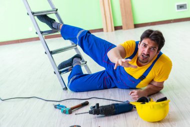 İş yerinde yaralı bir işçi var.