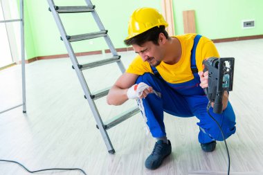 İş yerinde yaralı bir işçi var.