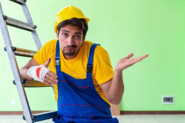 İş yerinde yaralı bir işçi var.