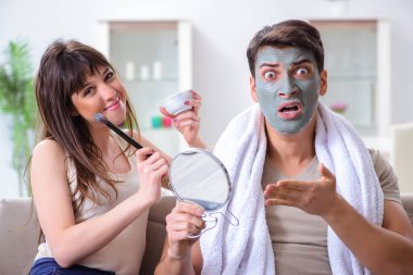 Yüzüne kilden maske takan yakışıklı